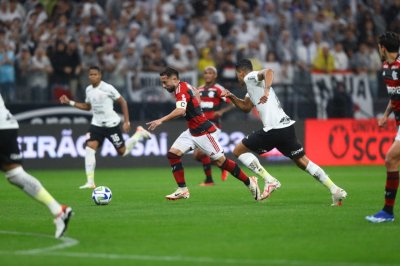 Flamengo camisa sai na frente e empata com o Corinthians